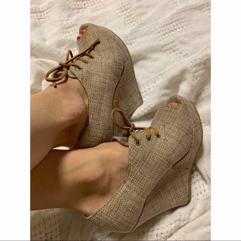 BC FOOTWEAR size 6 wedges